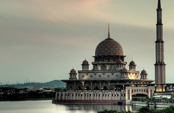 by ZameenZahari on Flickr.Masjid Putra - the principal mosque of Putrajaya, Malaysia.